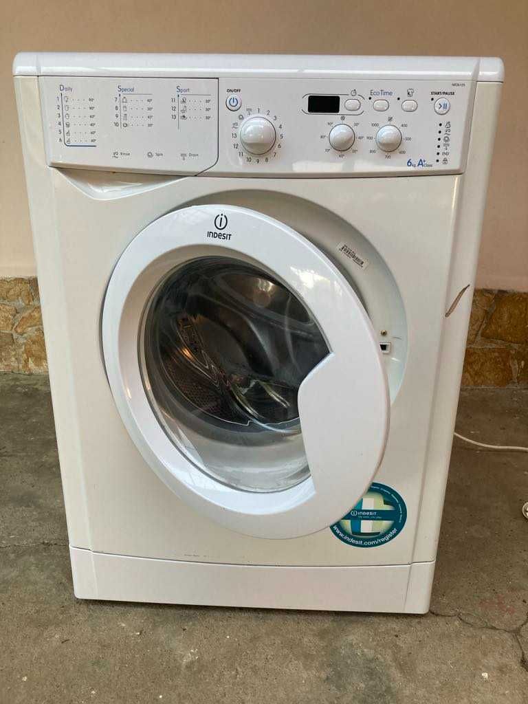 Продавам пералня Indesit, работеща.