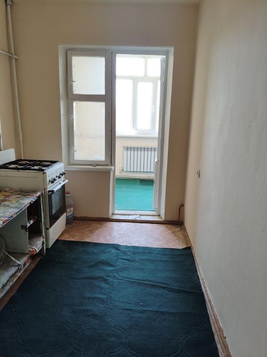 Срочно сотилади 3 хонали квартира.72 серияли гиштли.24000y.e