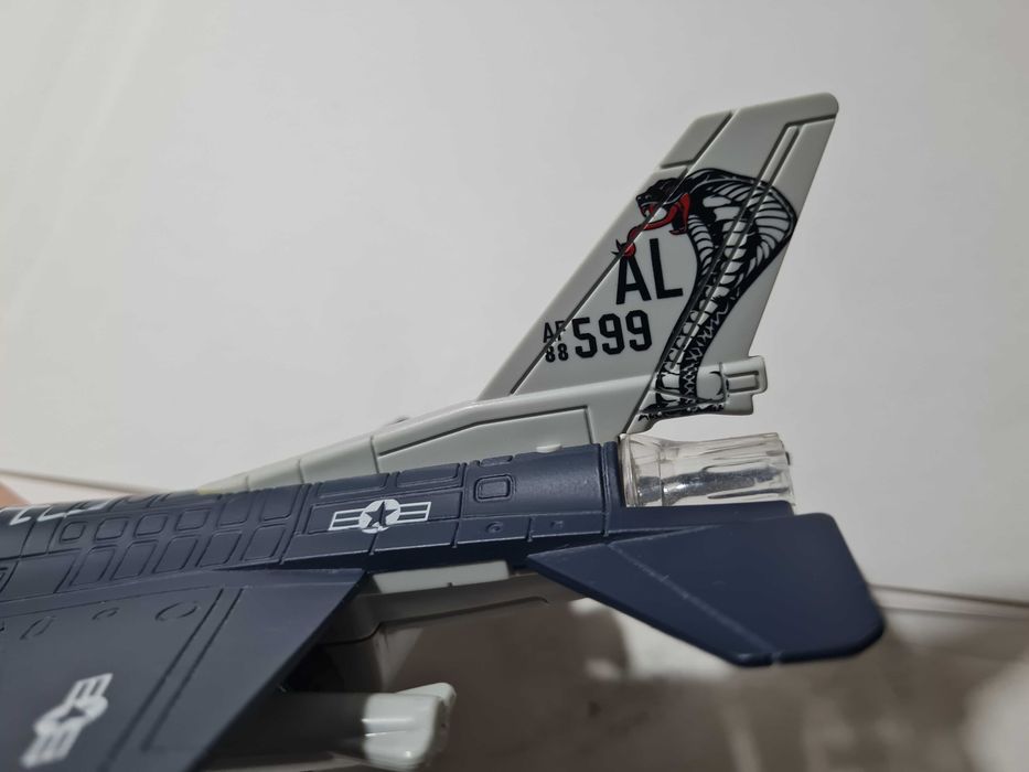 superbă machetă avion F 16, 1/72, pull back, cu lumini și sunete