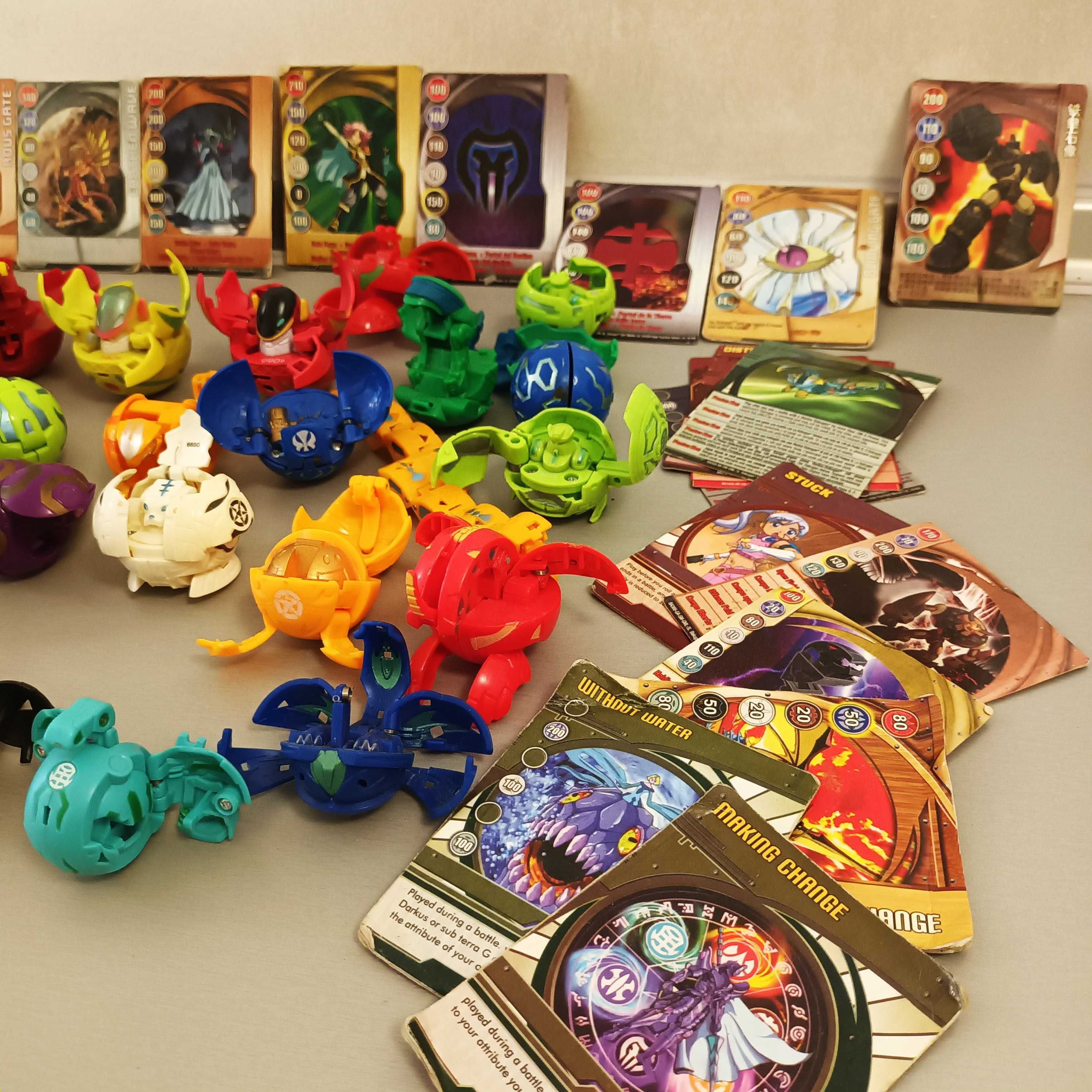 Bakugan 25 бр плюс 10 магнитни карти