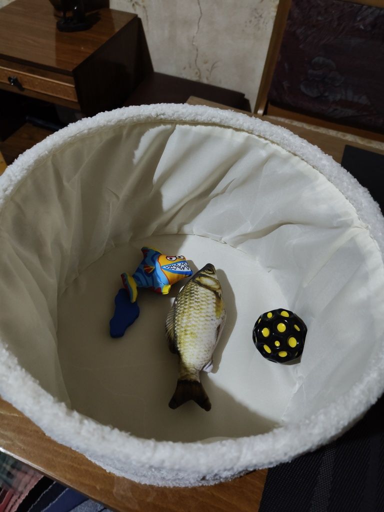 Продам новую, мохнатенькую корзину для собачьих игрушек и вещей.