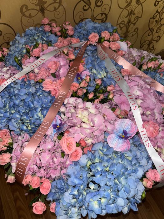 Огромная корзина свежих гортензий