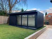 Vand containere modulare cu elemente decorative din lambriu lemn