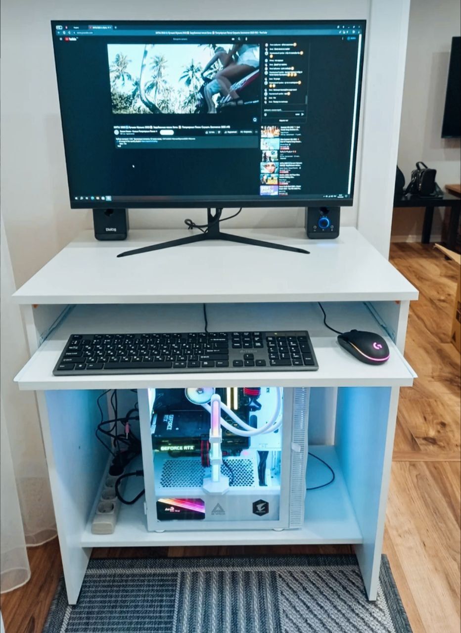 Компьютерный стол и стол для урока