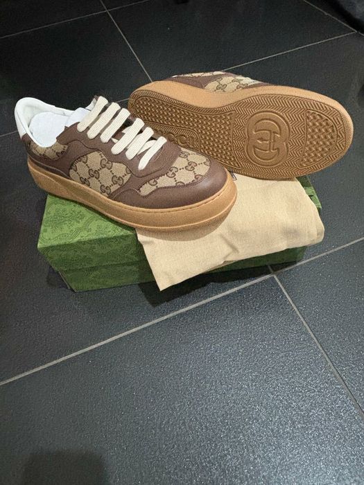 Adidași unisex diverse modele.