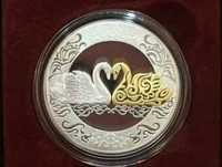 Серебряная монета с бриллиантом и позолотой лебеди AQQU