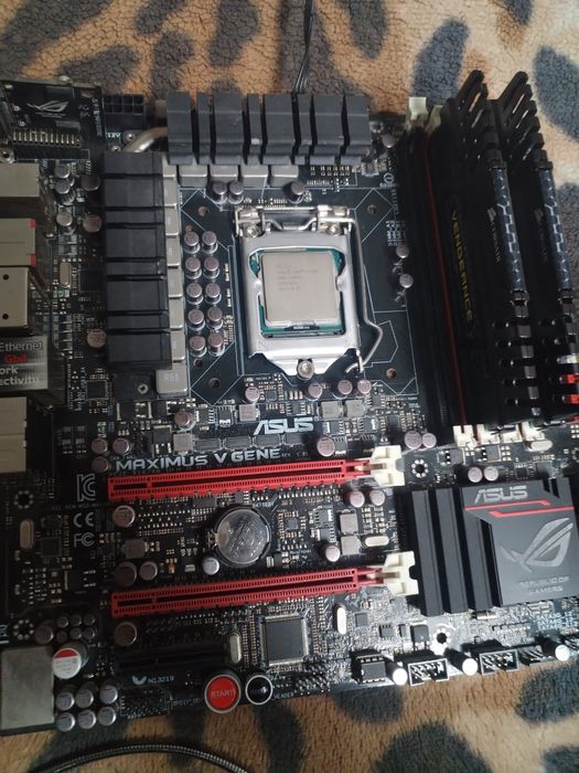 vând pc gaming nou