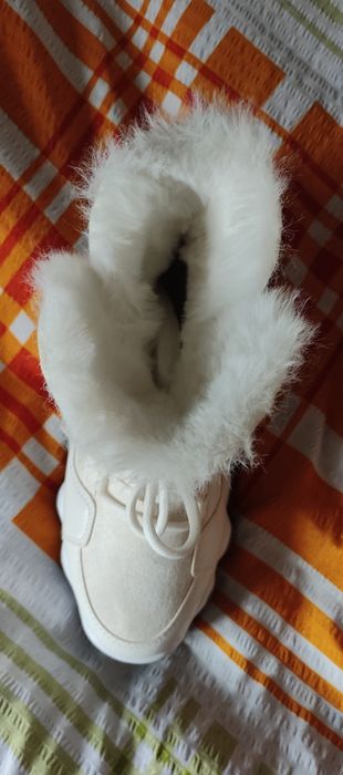 Продам новые ботинки р.38 теплые,мягкие уютные