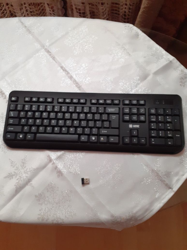 Tastatură wireless.