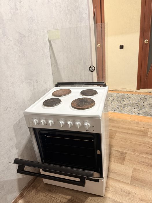 Электрическая плита в хорошем состоянии