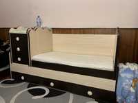 Бебешко/детско легло с матрак и с място за повивалник.