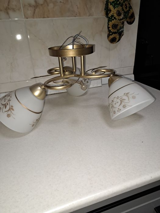 Продам люстру, трехрожковую.