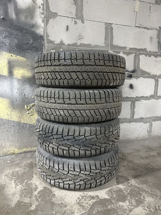 Зимние шины шипованные с дисками в отличном состоянии , без дефектов