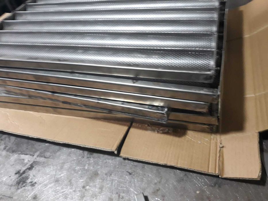 Tavi  p[erforate pentru  bagheta din tabla neagra si inox