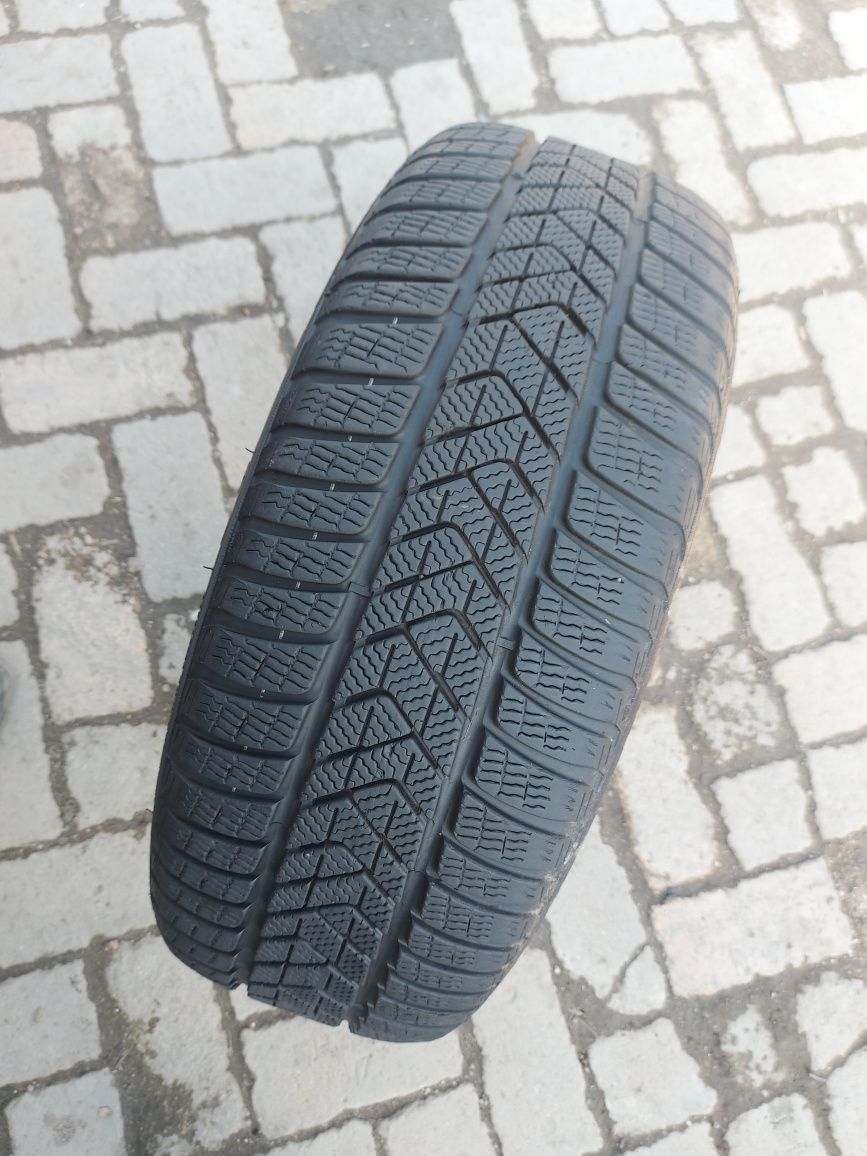 O bucată 255/245 50 R19 M+S iarnă - una Pirelli Hankook