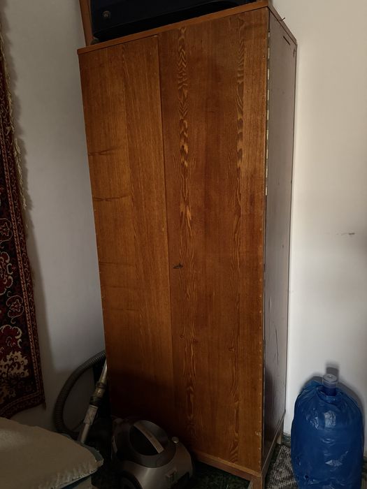 Кровать, шкаф , ковер