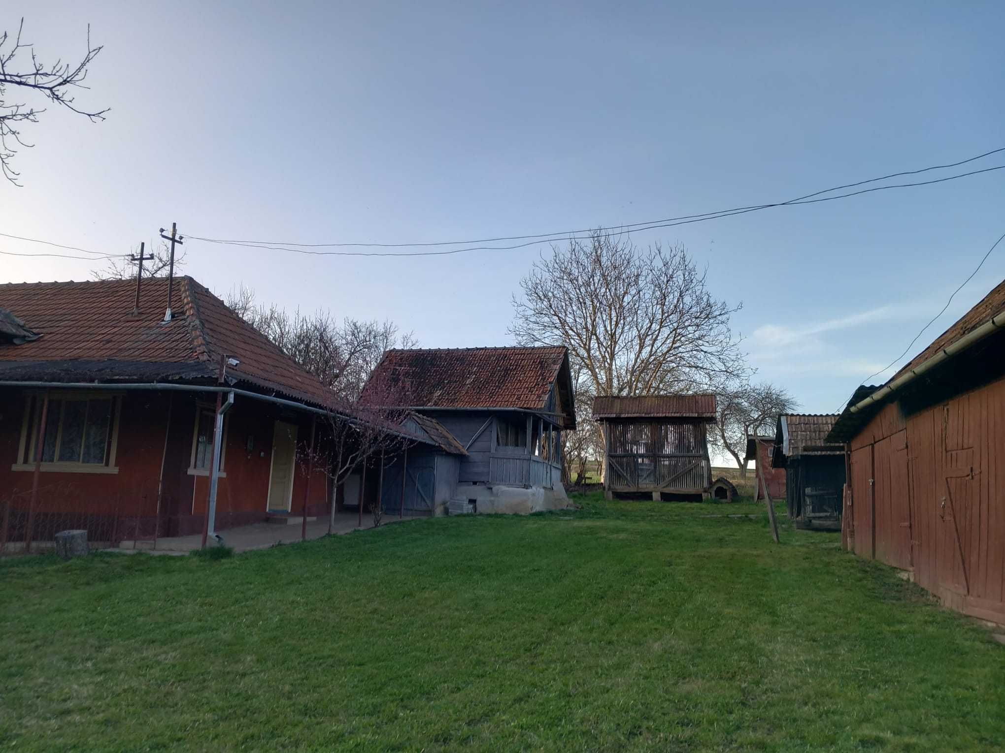 Casă de vânzare în comuna Geaca, jud. Cluj, cu vedere superbă spre lac