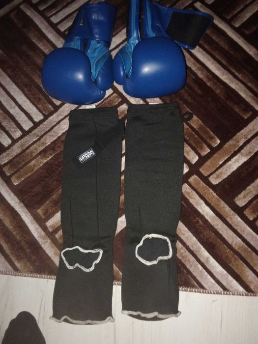 Vând mănuși box și tibiere