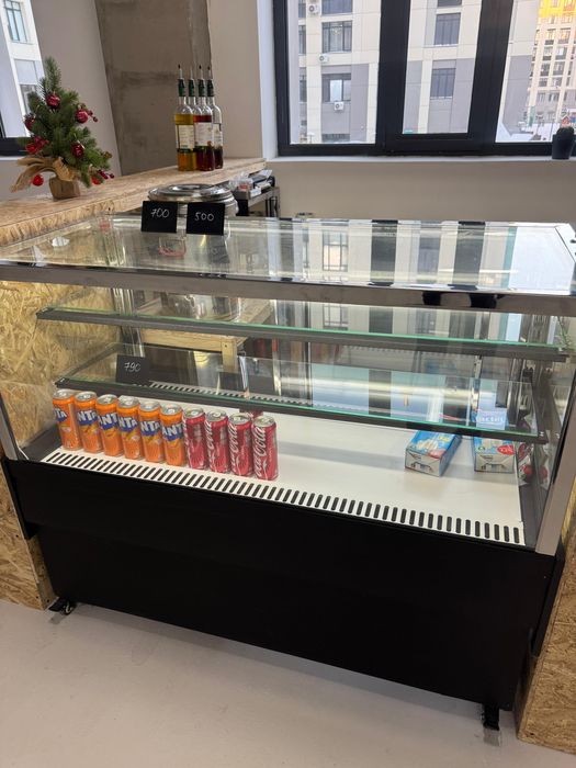 Продаю холодильную витрину