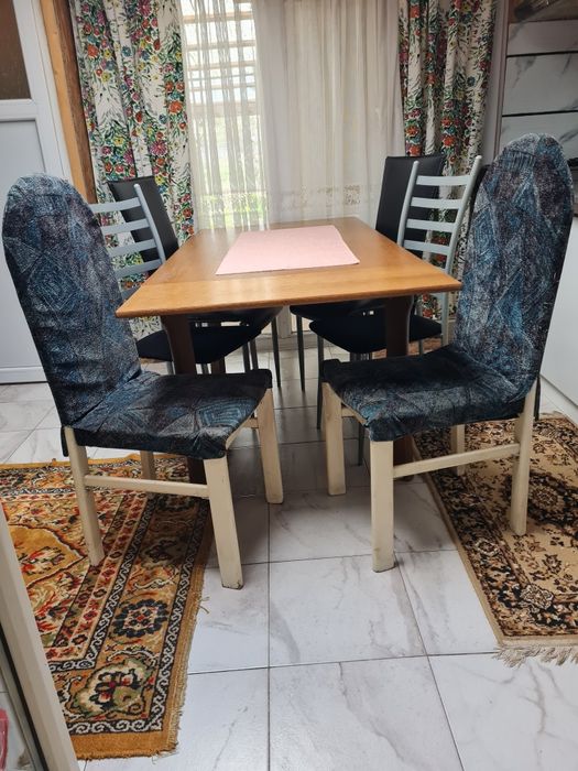 Masă de lemn extensibilă