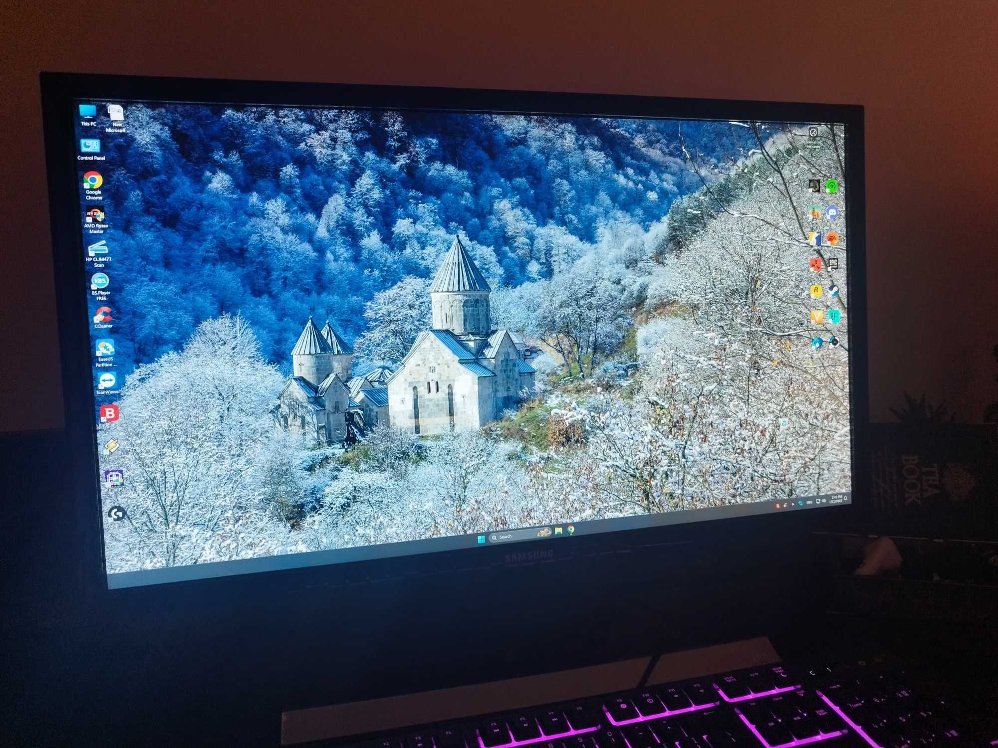 Calculator LENOVO V520S cu monitor SAMSUNG de 28 inch, rezoluție 4K