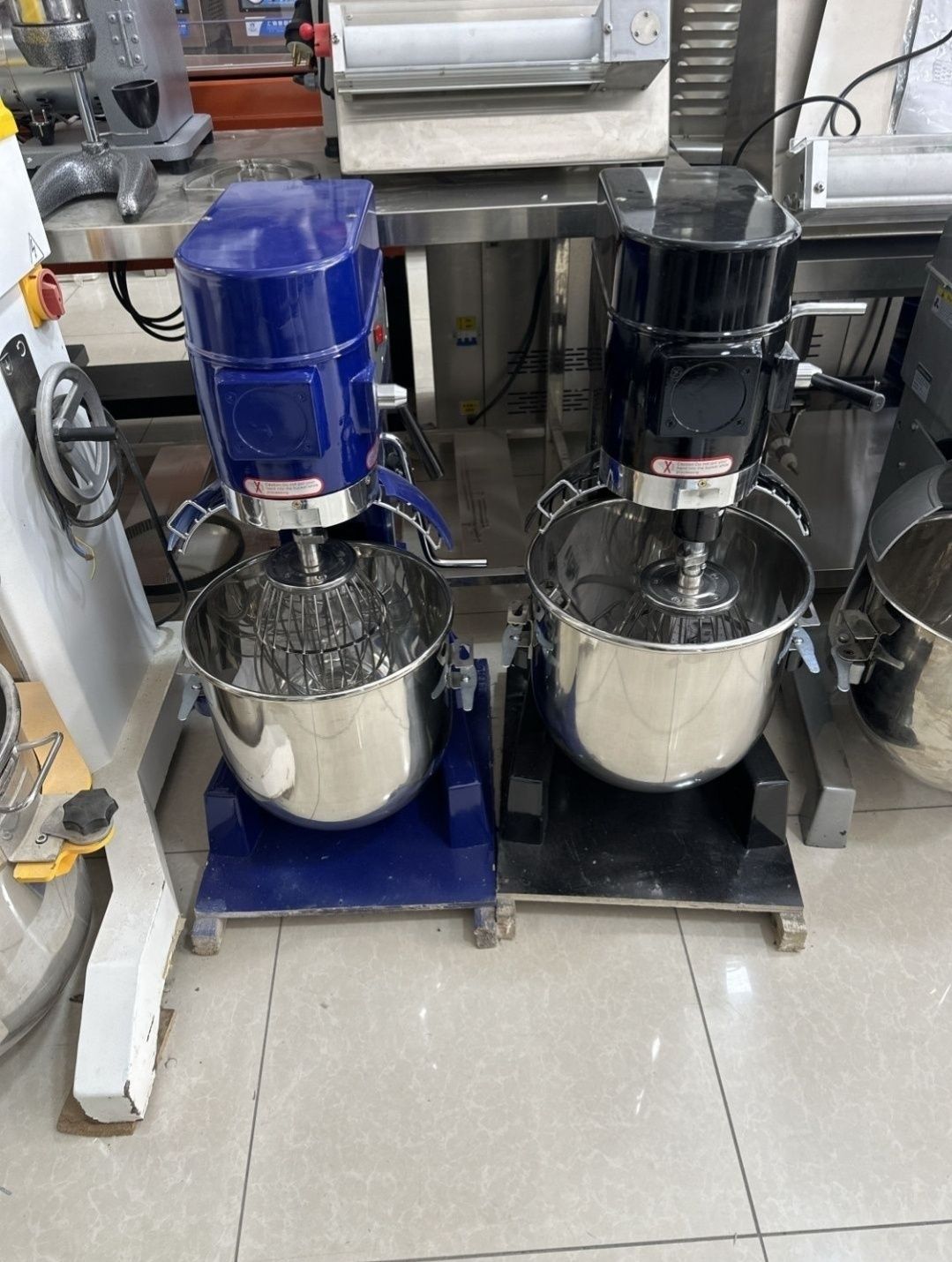 Mixer 30litir yangi model 1 yil garantiya beramiz mikser meksir
mekser