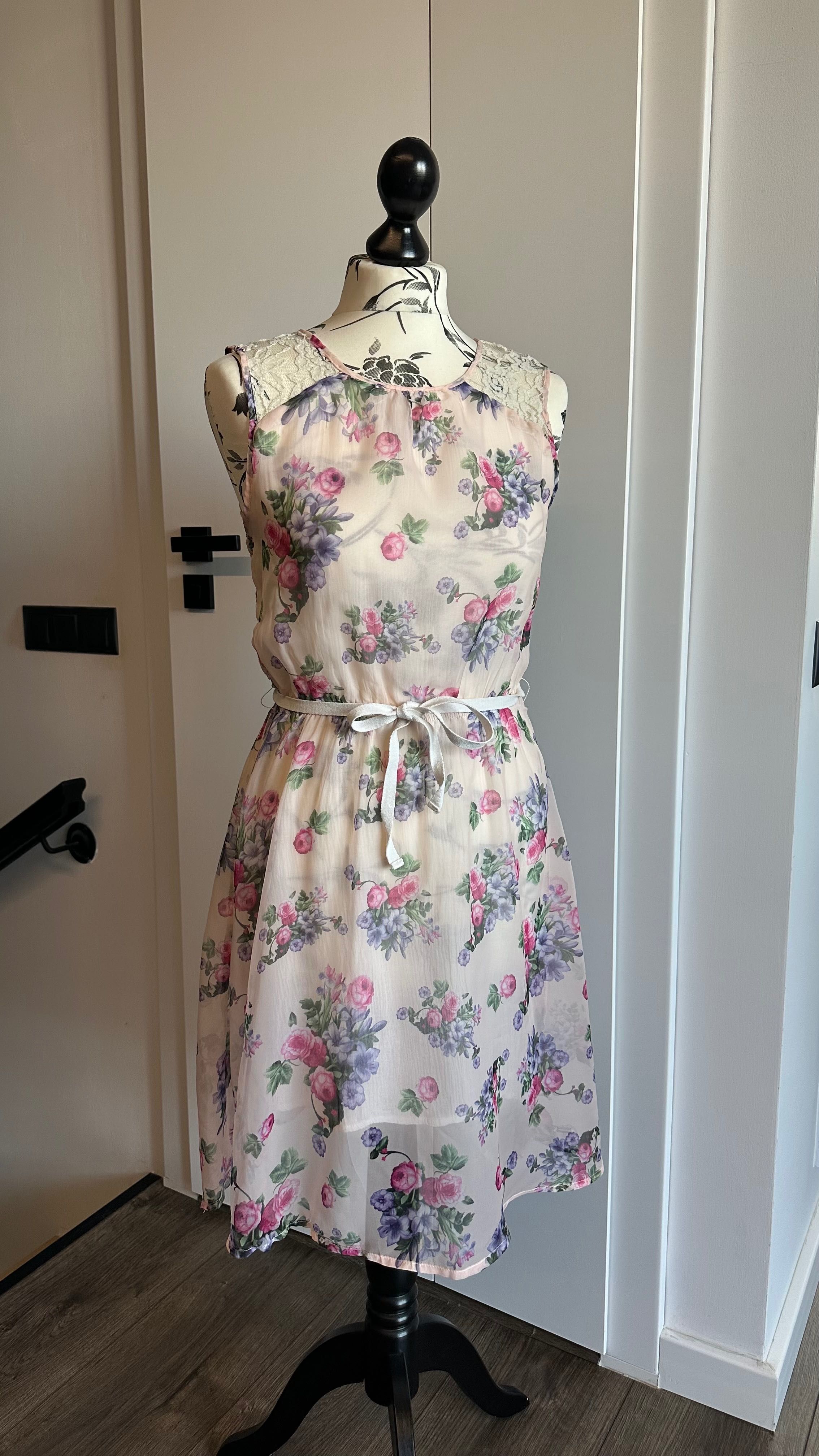 Rochie înflorată cu spate din dantela / S / Preț inițial 50€ = 250 lei