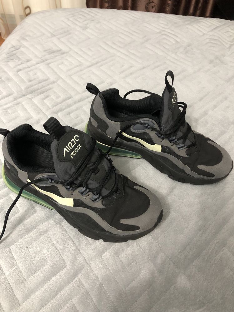 Adidași Nike Air Max 270 React 37,5