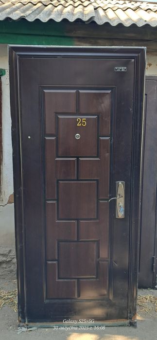 Продам металлическую дверь