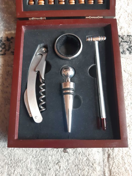 СЕТ - комплект за шах и вино (аксесоар)