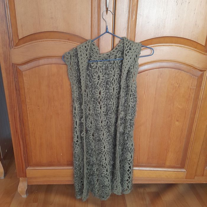 Продам безрукавку вязанную