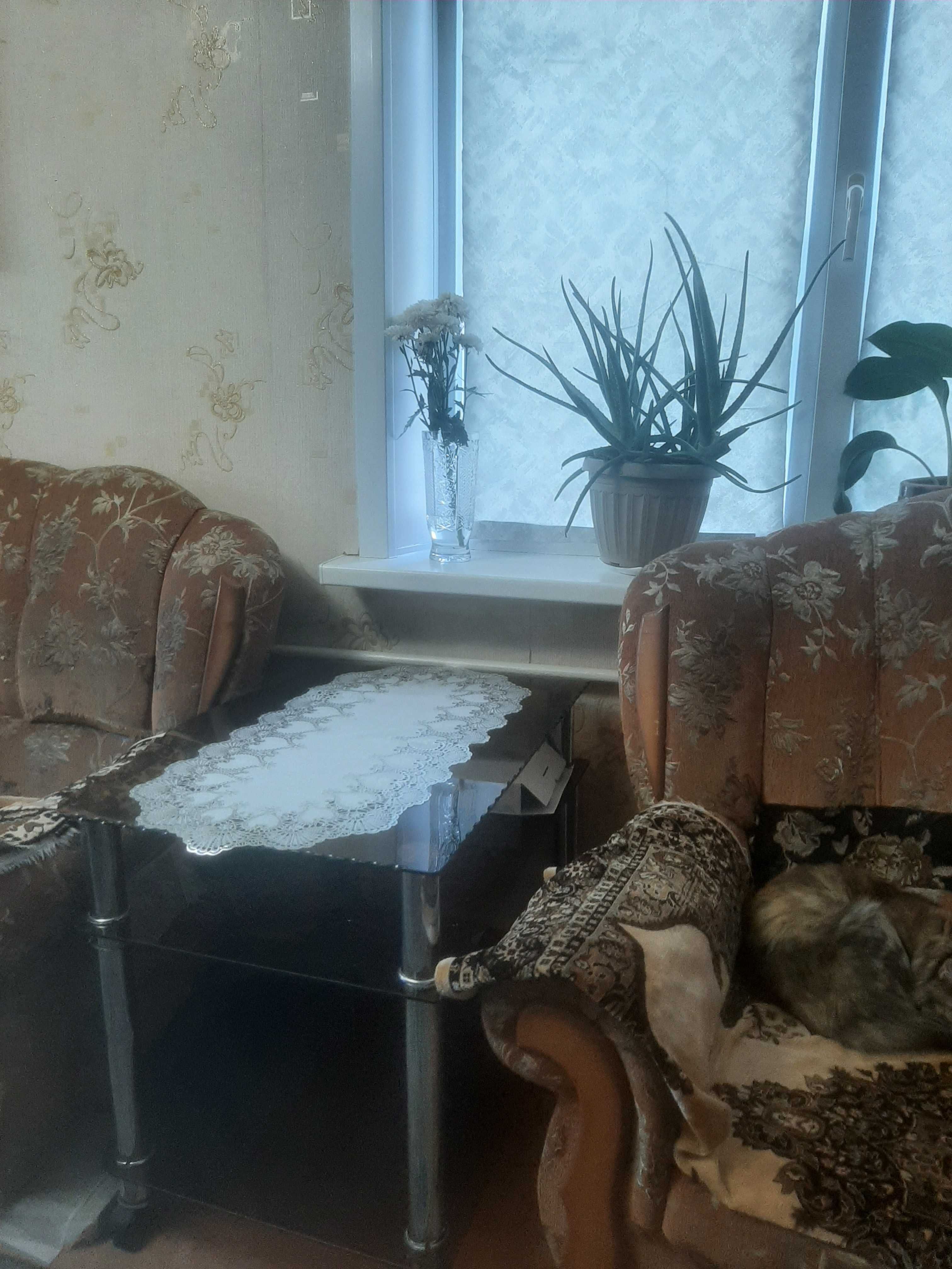 Диван угловой и кресло.