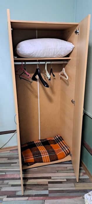 Продавам гардероб, запазен.