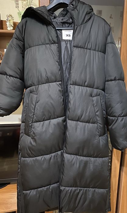 Дълго черно зимно яке