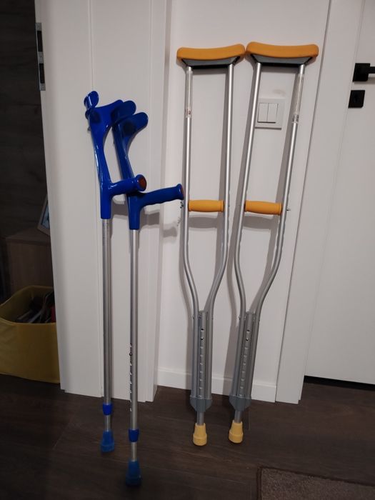 Cârje, reglabile, în funcție de înălțime. Și garje  cu sprijin în cot.
