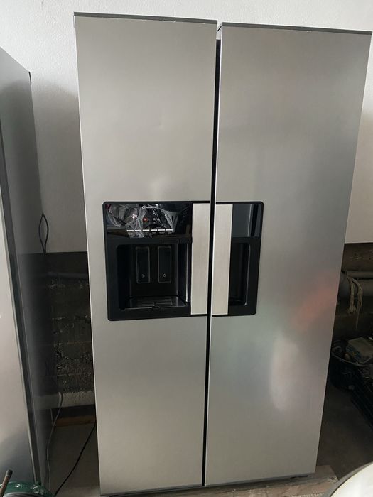 Frigider side by side