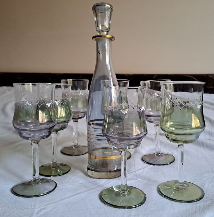 Set elegant de 7 pahare si carafa cu detalii auri