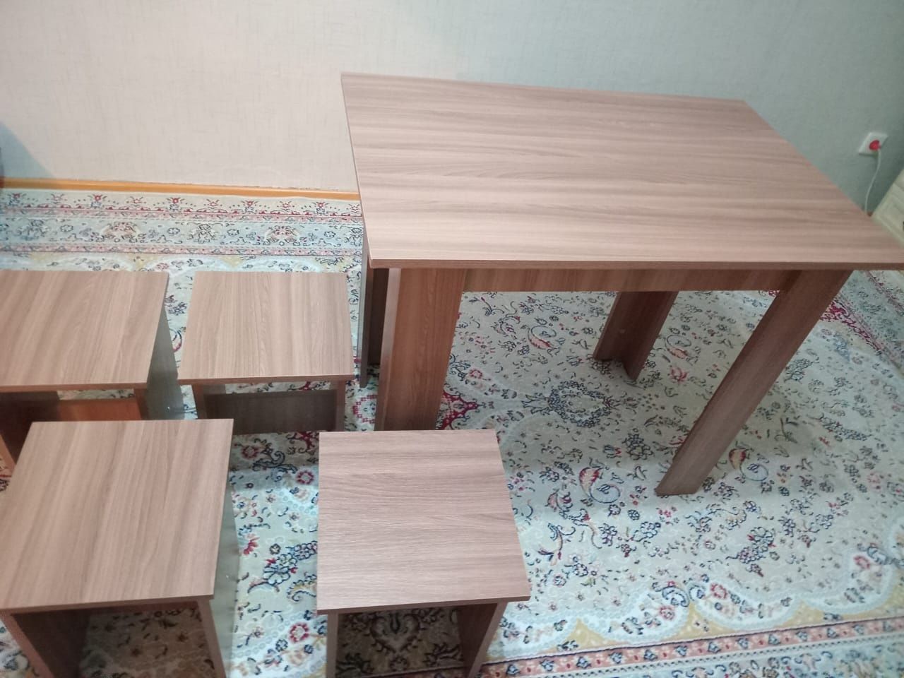 Стол с табуретками