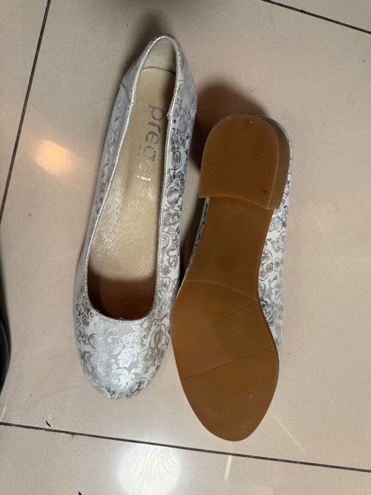 Vand balerini din piele, albi cu argintiu, noi