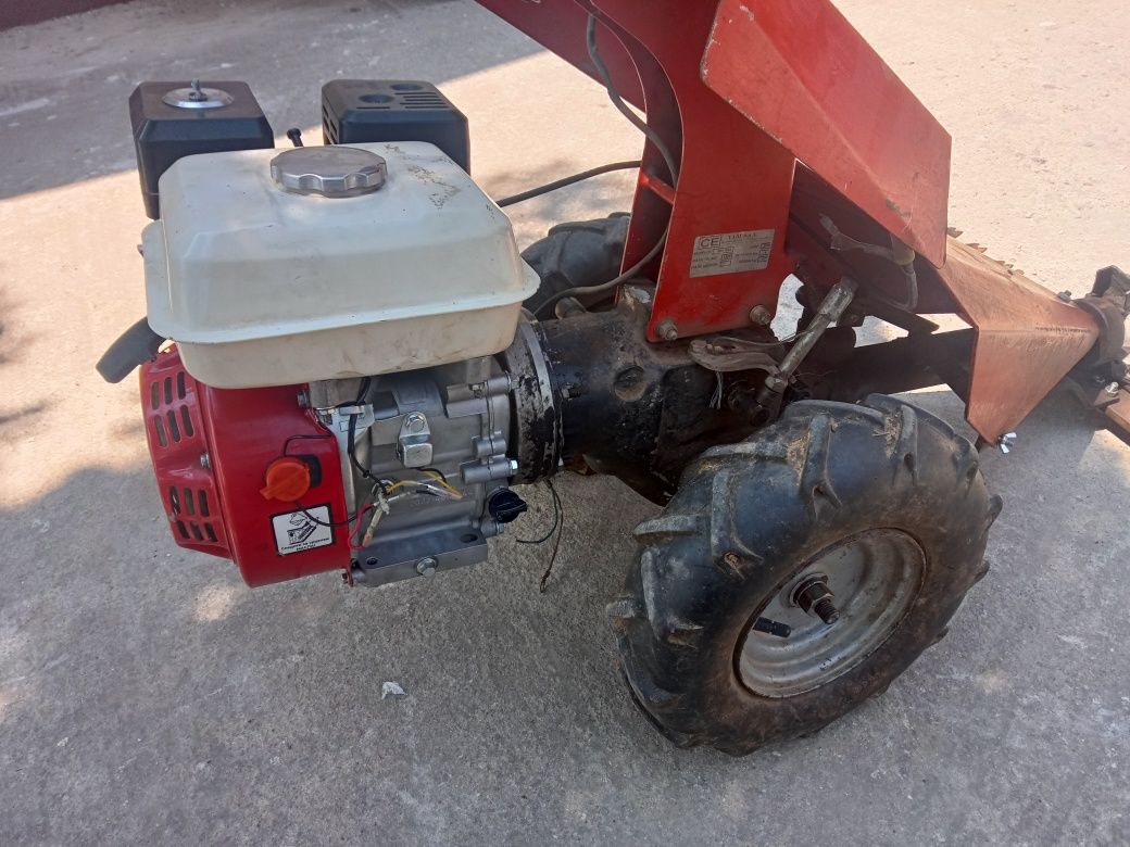 Vind doua motocositori una e funcțională una ai lipsește lama taiere .