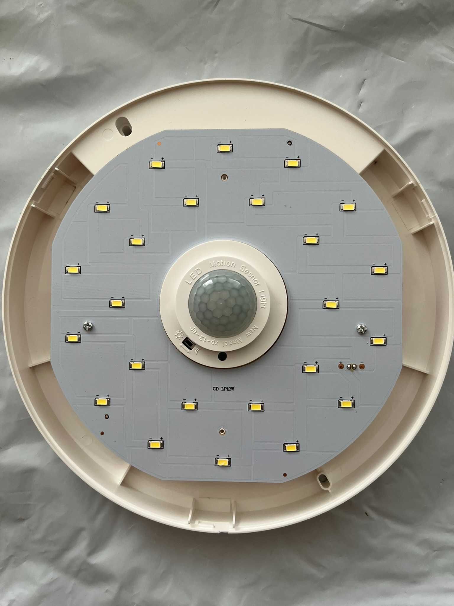 Лампа за таван с вградено LED осветление 12W и със сензор