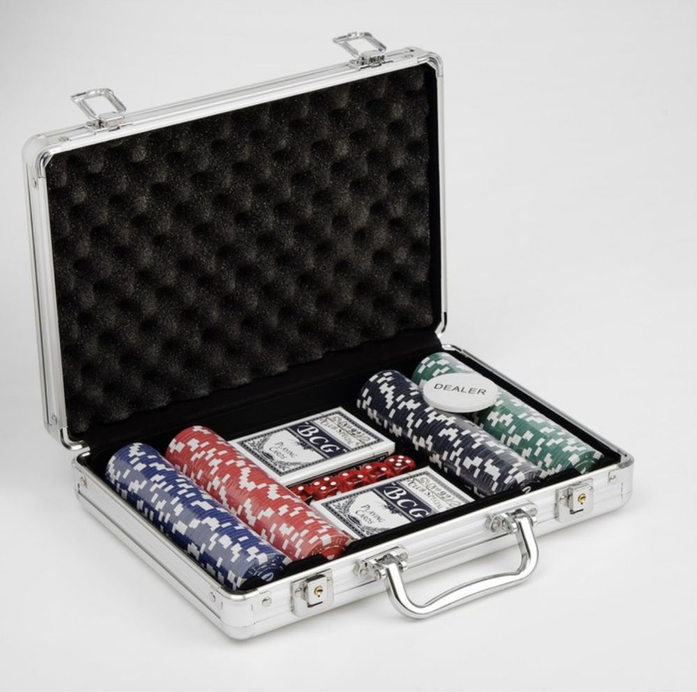 Покерный набор 200 фишек в кейсах