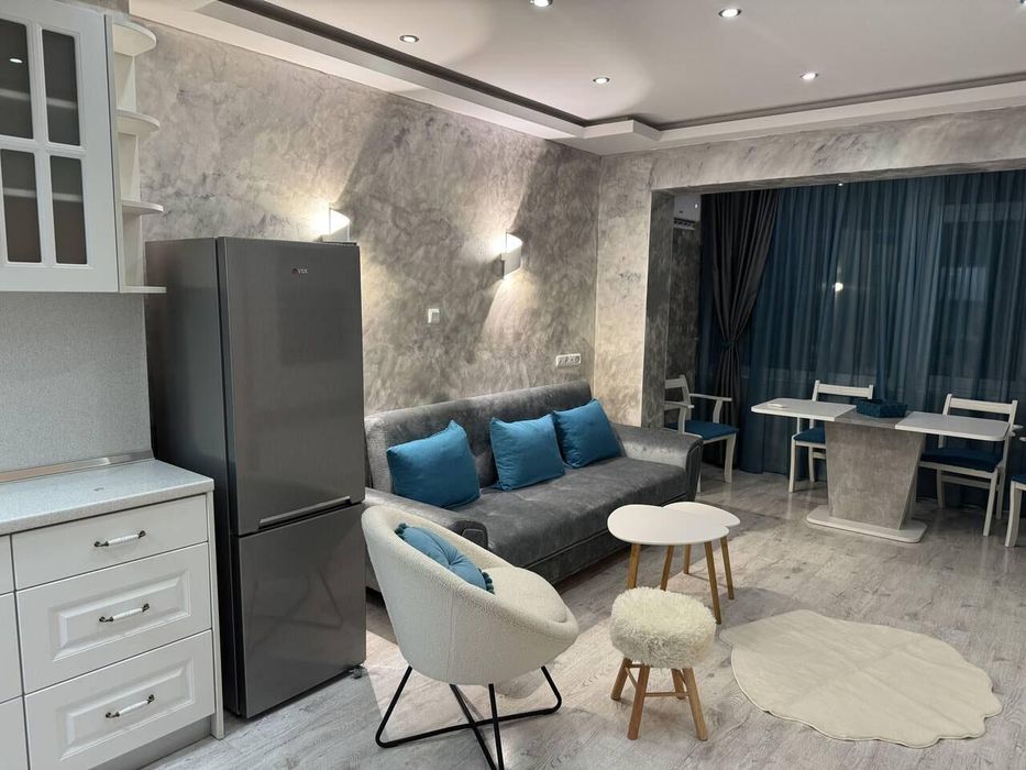 Дава се под наем Тристаен апартамент в Бургас, Възраждане - 70 кв.м за 765 € - Снимка #1