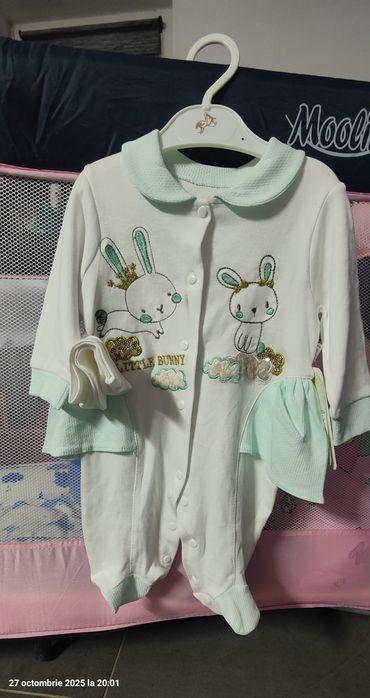 Salopeta noua bebe fetița cu iepurași și volănașe + căciuliță