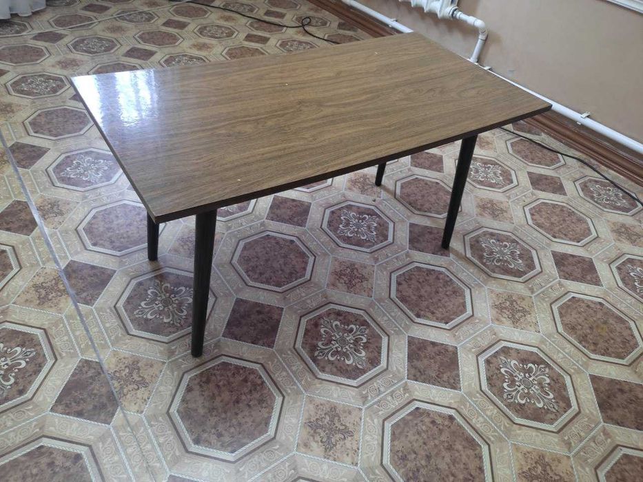 Stol v xoroshem sostoyanii