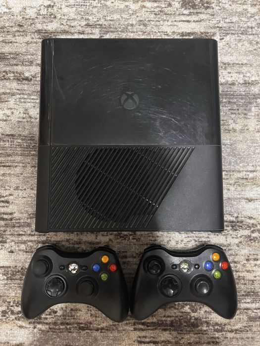 XBOX 360E 2015 года в хорошем состоянии, не прошитый, 500 ГБ