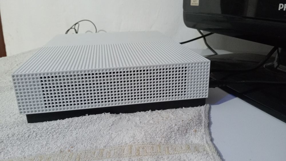 Vînd Xbox one s de 1tb sau schimb cu telefon iPhone sau trotineta elec