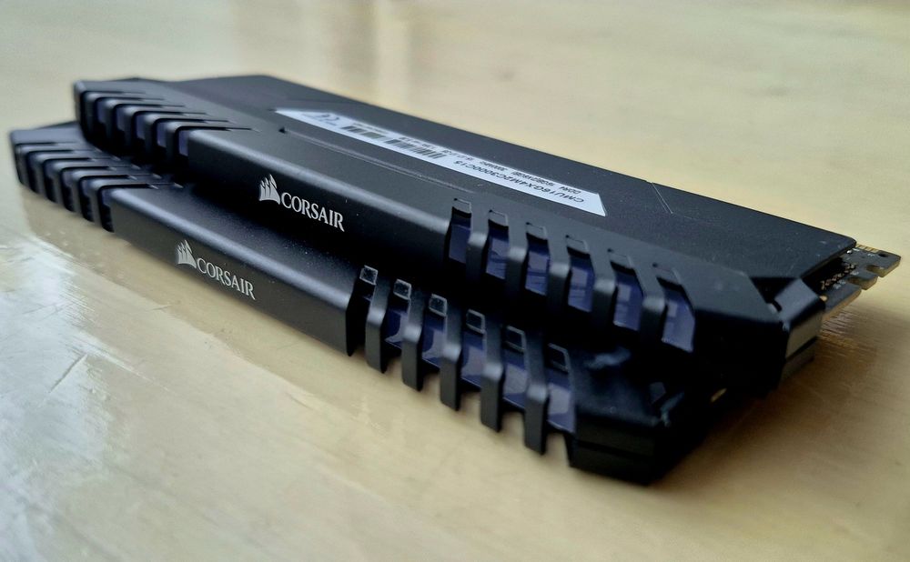 16GB RAM 3000MHz DDR4 Corsair Vengeance LED