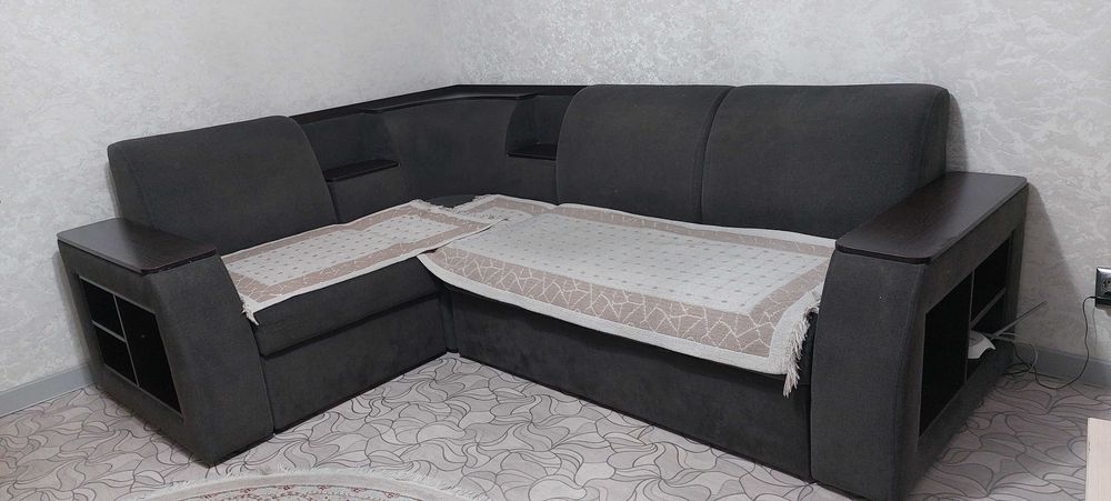 Угловой диван. Серого цвета.