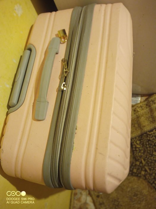 Голям много запазен и здрав куфар